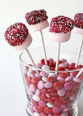 marshmallow dipped in white chocolate and colorful vermicelli