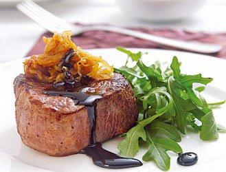 Tournedos with balsamic syrup, caramelized onions