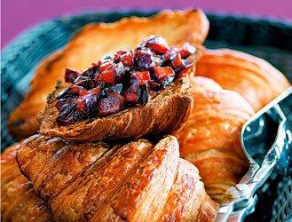 Croissant with compote of quetsches