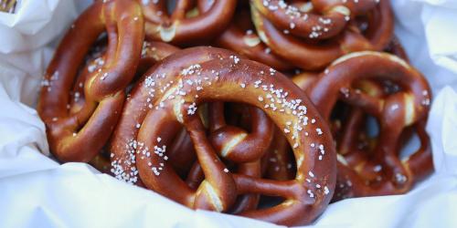 The pretzel: a story of a roll not like the others we love to find on Christmas markets