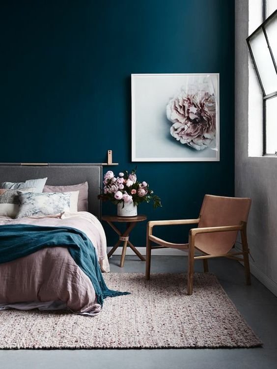 dark blue walls, pink bedding