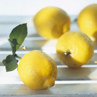 Clean your house: the hidden secrets of lemon