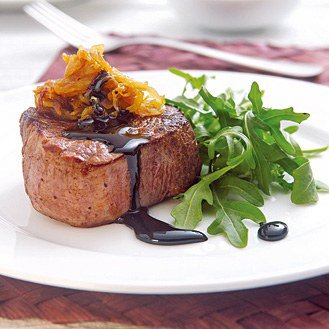 Tournedos with balsamic syrup, caramelized onions