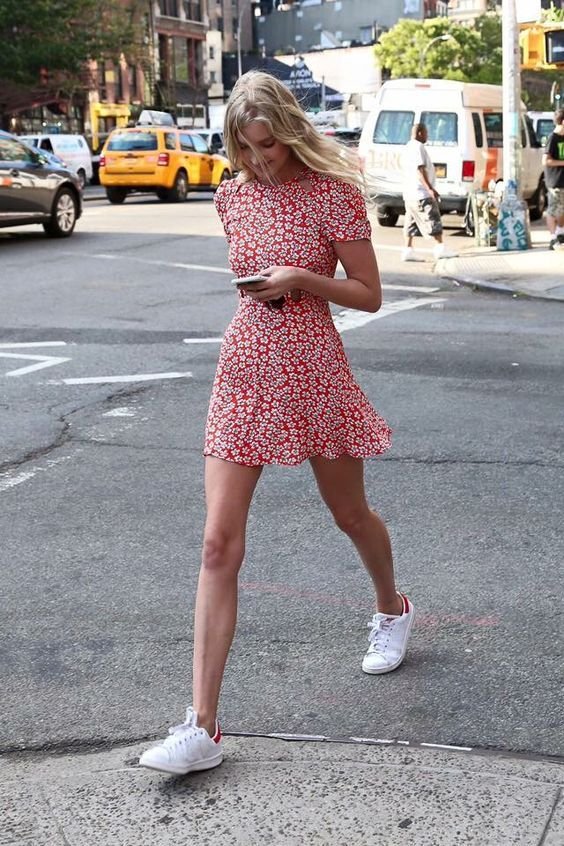 Mini dress with small patterns and white sneakers