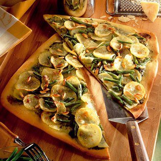 Fine pizza with vegetables