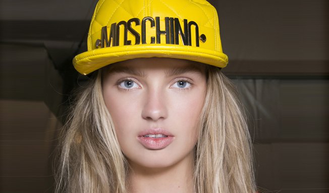 Nude mouth make-up of Moschino